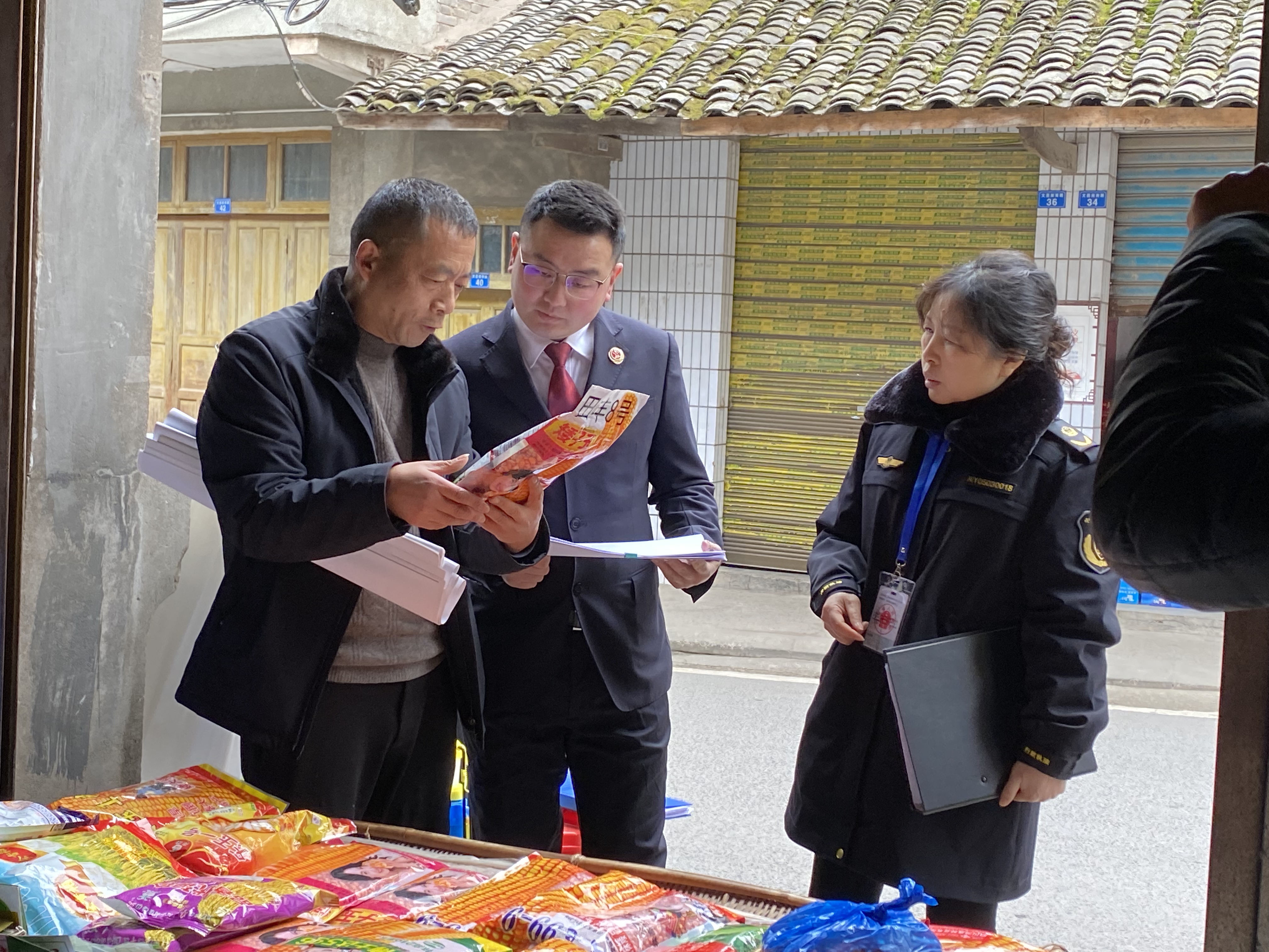 ​公益诉讼检察干警开展农资市场走访调研