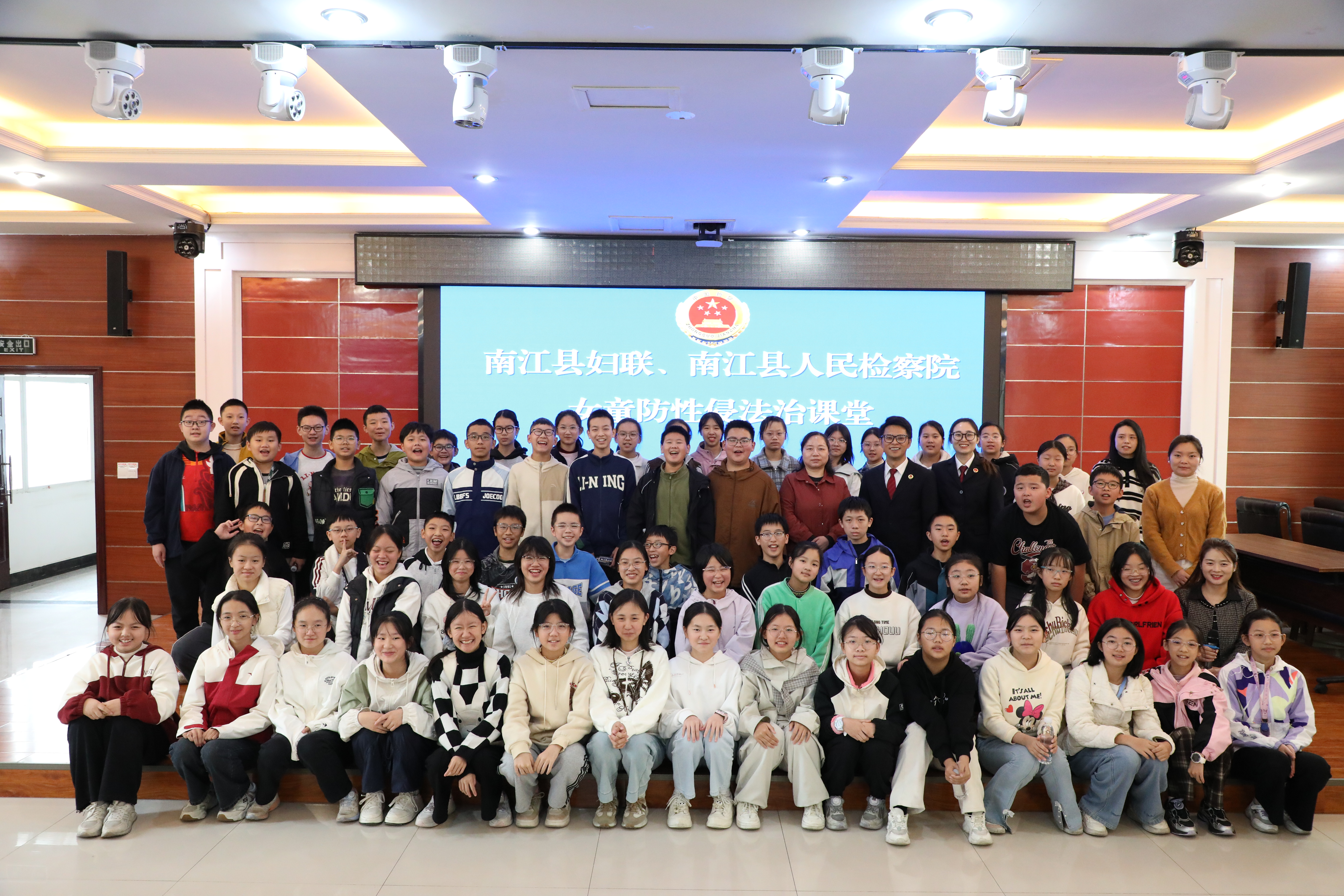 【法润青春路】检察、妇联、学校携手，为初一少年送上法治“成长礼”！